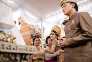 Mahalini Raharja Instagram - Hari ini, Minggu, 5 Mei 2024, Rizky Febian dan Mahalini Raharja telah melangsungkan upacara adat Dharma Suaka di Kediaman Mahalini. 
Dalam pelaksanaan Dharma Suaka, calon mempelai pria meminta izin meminang (ngidih) pada keluarga calon mempelai wanita untuk melangkah ke jenjang selanjutnya. 

Acara dilanjutkan dengan upacara Mepamit, yang bermakna calon pengantin wanita (pradana) meminta izin kepada para leluhurnya untuk menikah dan selanjutnya menjadi tanggung jawab calon pengantin pria (purusha) dan keluarganya di masa depan.

Rangkaian acara hari ini akan menjadi pembuka rangkaian prosesi lainnya sebelum menuju hari pernikahan nanti.

Exclusive photography & videography @axioo
Makeup @ochiipramita
Kebaya & Kamen @askyfebrianti
Lace fabric @bindusamtani
Headpiece and accs @cahyadewibali 
Shoes @askyfebrianti 

Media partner @rfasmusic @panggungnyalini 
@thebridestory

#SATUTUJU #beRMuara