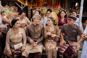 Mahalini Raharja Instagram - Hari ini, Minggu, 5 Mei 2024, Rizky Febian dan Mahalini Raharja telah melangsungkan upacara adat Dharma Suaka di Kediaman Mahalini. 
Dalam pelaksanaan Dharma Suaka, calon mempelai pria meminta izin meminang (ngidih) pada keluarga calon mempelai wanita untuk melangkah ke jenjang selanjutnya. 

Acara dilanjutkan dengan upacara Mepamit, yang bermakna calon pengantin wanita (pradana) meminta izin kepada para leluhurnya untuk menikah dan selanjutnya menjadi tanggung jawab calon pengantin pria (purusha) dan keluarganya di masa depan.

Rangkaian acara hari ini akan menjadi pembuka rangkaian prosesi lainnya sebelum menuju hari pernikahan nanti.

Exclusive photography & videography @axioo
Makeup @ochiipramita
Kebaya & Kamen @askyfebrianti
Lace fabric @bindusamtani
Headpiece and accs @cahyadewibali 
Shoes @askyfebrianti 

Media partner @rfasmusic @panggungnyalini 
@thebridestory

#SATUTUJU #beRMuara
