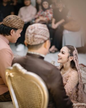 Mahalini Raharja Instagram - Tasyakuran 7 bulan our little star🤍 @rizkyfbian 
.
.
Wardrobe ikylini @askyfebrianti 
Slide 1,3,4 by @imagenic 
Slide 2,5,6,7,8 by @3wisnu
Accessories by @jalikabyleciel