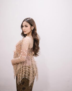 Mahalini Raharja Instagram - Tasyakuran 7 bulan our little star🤍 @rizkyfbian 
.
.
Wardrobe ikylini @askyfebrianti 
Slide 1,3,4 by @imagenic 
Slide 2,5,6,7,8 by @3wisnu
Accessories by @jalikabyleciel