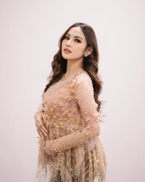 Mahalini Raharja Instagram - Tasyakuran 7 bulan our little star🤍 @rizkyfbian 
.
.
Wardrobe ikylini @askyfebrianti 
Slide 1,3,4 by @imagenic 
Slide 2,5,6,7,8 by @3wisnu
Accessories by @jalikabyleciel