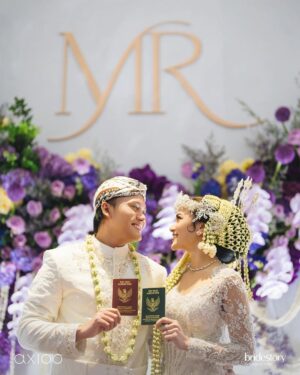 Mahalini Raharja Instagram - Alhamdulillah SAH! 💙

Wedding Planner & Organizer @by.hilda
Official Media Partner @thebridestory
Venue & Catering @raffleshoteljakarta 
Photo & Videography @axioo @emanuel_ak @bystevengun 
Decoration @yu_cienlotus @johan.k.lotus
Lighting @glowlightpro
Bride Makeup @dhirmanputra 
Bride Hair Do @noe_hair_makeup
Groom Makeup @vinaavaniaa
Groom Hair Do @chikievers
Accessories & Siger @rinaldyyunardi
Robe @lisajuofficial
Attire & Shoes @askyfebrianti
Lace Fabric @bindusamtani 
Wedding Ring & Jewelry @wandahouseofjewels @wandaponika 
Nails @linneabeautybar_id
Male Family’s Dress & Attire @anggunbusana 
Fashion Stylist @fherriioo
Hand Bouquet @bloomingeliseflowers @bloomingelisewedding
Invitation & Keepsake Calligraphy @solitaire.invitation 
Ring Box Set @lovelours
Digital Invitation & RSVP @connectied.id 
Qori & Saritilawah @sepasangsakral 
Mahar box @seserahan_by_rosearbor @mahar_by_rosearbor
MC & Adat Sunda @gse_ekayana

#beRMuara #SATUTUJU
