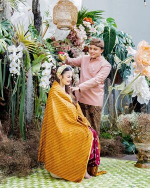 Mahalini Raharja Instagram - Tasyakuran 7 bulan our little star🤍 @rizkyfbian 
.
.
Wardrobe ikylini @askyfebrianti 
Slide 1,3,4 by @imagenic 
Slide 2,5,6,7,8 by @3wisnu
Accessories by @jalikabyleciel