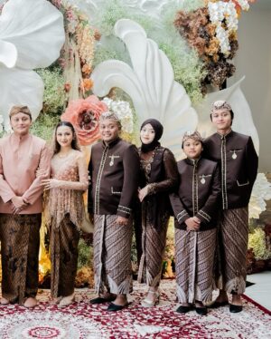 Mahalini Raharja Instagram - Tasyakuran 7 bulan our little star🤍 @rizkyfbian 
.
.
Wardrobe ikylini @askyfebrianti 
Slide 1,3,4 by @imagenic 
Slide 2,5,6,7,8 by @3wisnu
Accessories by @jalikabyleciel