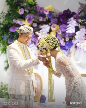 Mahalini Raharja Instagram - Alhamdulillah SAH! 💙

Wedding Planner & Organizer @by.hilda
Official Media Partner @thebridestory
Venue & Catering @raffleshoteljakarta 
Photo & Videography @axioo @emanuel_ak @bystevengun 
Decoration @yu_cienlotus @johan.k.lotus
Lighting @glowlightpro
Bride Makeup @dhirmanputra 
Bride Hair Do @noe_hair_makeup
Groom Makeup @vinaavaniaa
Groom Hair Do @chikievers
Accessories & Siger @rinaldyyunardi
Robe @lisajuofficial
Attire & Shoes @askyfebrianti
Lace Fabric @bindusamtani 
Wedding Ring & Jewelry @wandahouseofjewels @wandaponika 
Nails @linneabeautybar_id
Male Family’s Dress & Attire @anggunbusana 
Fashion Stylist @fherriioo
Hand Bouquet @bloomingeliseflowers @bloomingelisewedding
Invitation & Keepsake Calligraphy @solitaire.invitation 
Ring Box Set @lovelours
Digital Invitation & RSVP @connectied.id 
Qori & Saritilawah @sepasangsakral 
Mahar box @seserahan_by_rosearbor @mahar_by_rosearbor
MC & Adat Sunda @gse_ekayana

#beRMuara #SATUTUJU