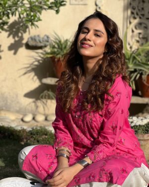 Maham Amir Instagram - Gulabi 🌸

Wearing: @solacebyfia 

#MahamAamir #Actor #gulabi #kurta #instagood #instafashion