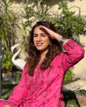 Maham Amir Instagram - Gulabi 🌸

Wearing: @solacebyfia 

#MahamAamir #Actor #gulabi #kurta #instagood #instafashion