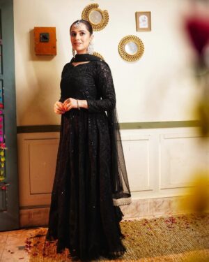 Maham Amir Instagram - Maghroun La Ke Beth 🖤

Outfit: @threadsandmotifsofficial 
Makeup&Hair: @i.jacksonsamuel 
Styling: @danishmaqsood1 
Photography: @abdul.saqibfilms 

#MahamAamir #Actor #comingsoon #BeingNaseem #ARYDigital #bigbangentertainment #threadsandmotifs #blackdress #instagood
