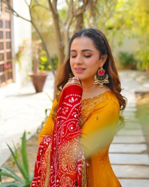 Maham Amir Instagram - 🌼

👗@zainabhasanofficial 
📸 @abdul.saqibfilms 
Styling: @iunzilashahid 

#MahamAamir #Actor #Onset #Paradise #loiqfilms #zainabhassan #yellow #instagood