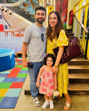 Maham Amir Instagram - US ❤️

#MahamAamir #FaizanShaikh #HaadiyaFaizan #MamaBaba #SayMashaAllah
