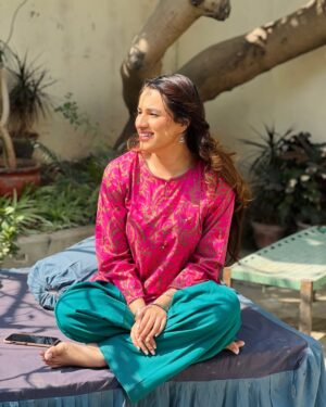 Maham Amir Instagram - Tarqeeb lagai nasee-m 🙈🌸🎵

#MahamAamir #Actor #BeingNaseem #Onset #apashameem #bigbangproductions #arydigital