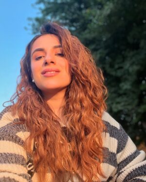 Maham Amir Instagram - Great light calls for a selfie 👌🏼☀️

#MahamAamir #selfie #winter #posing #instagood