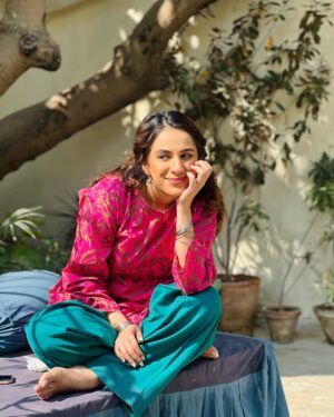 Maham Amir Instagram - Tarqeeb lagai nasee-m 🙈🌸🎵

#MahamAamir #Actor #BeingNaseem #Onset #apashameem #bigbangproductions #arydigital