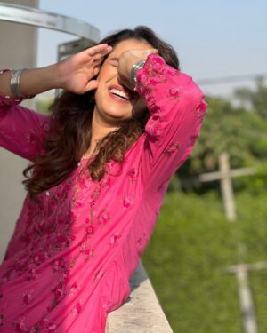 Maham Amir Instagram - Gulabi 🌸

Wearing: @solacebyfia 

#MahamAamir #Actor #gulabi #kurta #instagood #instafashion