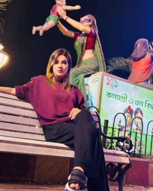 Mahiya Mahi Instagram - জেনে রাখিস তুই থাকিস 
আমার নিঃশ্বাসে ❤️❤️❤️❤️