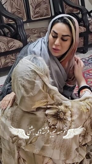 Mahshid Khosravi Instagram - این مورد بنده خدا قبلا وضع مالی خیلی خوبی داشته تو بازار کار میکرده ورشکست میشه خونه و ماشین و دو تا زمین و میفروشه میده طلبکار قبلا بابت پول پیش بهشون کمک کردین از حومه اومدن تهران که کارهای درمانشونو راحت تر پیگیری کنن الان باز هم بابت پول پیش به کمکتون نیاز داریم روز به روز پول پیش و اجاره ها میره بالا این بنده خداها واقعا نمیدونن چیکار کنن ممنون میشم حتی شده پنج هزار تومن کمک کنید این فیلم استوری میشه لطفا سهم خودتونو تو باکس مربوط به این مورد بنویسید 
موسسه خیریه فرشته های بهشتی
شماره کارت:6274121940051659
شماره حساب:15085062122481
شبا:IR100550015085006212248001
