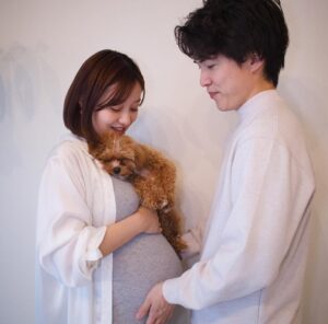 Mai Hagiwara Instagram - Maternity Photo with🐶📸

ぷぅとのショットは絶対撮りたかった🥺🤍
(なんならこれがメイン😂)

色々おやつあげながら頑張った🤣💪🏻
付き合ってくれてありがとうね🐶
ぷぅらしい表情がたくさん撮れました🥲🫶かわいい...

すでに赤ちゃんや子供が大好きなぷぅだから
👶🏻のとの絡みが今からすごくたのしみです🤍"

家族の形が変わって最初は特にぷぅには
我慢させてしまうこともあるかもしれないけど、変わらずドッグラン行ったり家族４人でたくさんこれからも思い出を作っていきたいなと思っています📚

#マタニティーフォト
#maternityphoto