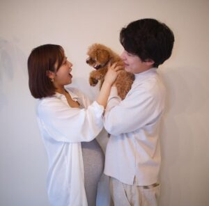 Mai Hagiwara Instagram - Maternity Photo with🐶📸

ぷぅとのショットは絶対撮りたかった🥺🤍
(なんならこれがメイン😂)

色々おやつあげながら頑張った🤣💪🏻
付き合ってくれてありがとうね🐶
ぷぅらしい表情がたくさん撮れました🥲🫶かわいい...

すでに赤ちゃんや子供が大好きなぷぅだから
👶🏻のとの絡みが今からすごくたのしみです🤍"

家族の形が変わって最初は特にぷぅには
我慢させてしまうこともあるかもしれないけど、変わらずドッグラン行ったり家族４人でたくさんこれからも思い出を作っていきたいなと思っています📚

#マタニティーフォト
#maternityphoto