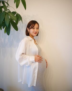 Mai Hagiwara Instagram - Maternity Photo 🤱🏻📸

家族写真とお腹の写真を記念に残したくて
@ao_0722 にお願いして撮ってもらいました！
本当ありがとう😭🤍🤍
セルフ前撮りの時もそうだったけど最高に撮ってくれて感謝🥲

この時の写真は9ヶ月くらいで
臨月の今はもっと大きくなったけど🤰笑
大分大きくなったなぁ〜〜。

無事に産まれてきてくれるまで不安は
もちろんありますが
お腹の中にきてくれてからスクスクと成長してくれて
こんなにも大きくなってくれて感謝です...🌿

マイナートラブルも増えて身体がきつい時も正直あるけど、お腹の中にいてくれる時間も残りわずかなので大切に過ごしたいなって思います☺️"

(少し連投続きますがお付き合いいただけたら嬉しいです🙇‍♀️)

#maternityphoto 
#マタニティーフォト
