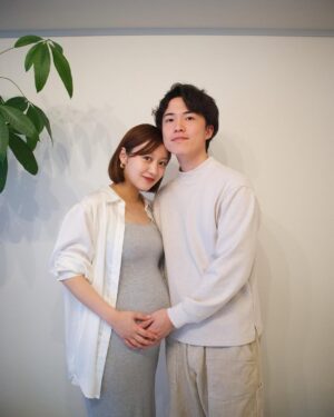 Mai Hagiwara Instagram - Maternity Photo with 🫂📸

数年前にウェディングフォトを撮って
後に３人で写真が撮れることを嬉しく思うし
ありがたいなって思います🌿

悪阻で食べたいものが限られていた時には
仕事終わりに毎晩作ってくれたり、家事や毎晩マッサージしてくれたり本当に精神的な面でも支えてくれて
感謝しかないです。

4Dエコーでみた👶🏻のお顔は
私達半分みたいな顔をしていて愛くるしかったね。

家族の形は変わっていくけど
変わらず仲良く私達らしく育児と向き合えたらいいなって思ってます。

改めてこれからもよろしくね🫶

たくさんの写真のお付き合いありがとうございました🤍

予定日まであと少し...！
いつでもウェルカムだよ〜〜🫶

#マタニティーフォト
#maternityPhoto
#臨月
#maternity
#妊娠後期
