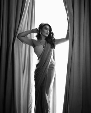 Maira Khan Instagram - It accidentally got deleted 🫶🏻… 
Next up …. 
#mua @beenishparvez_official 
#photo @basitshaikhworld