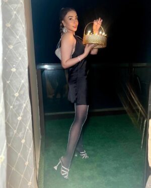Maira Khan Instagram - It’s just my pre birthday cupcakes 🧁🥂🙈
Hair and makeup @beenishparvez_official ❤️
