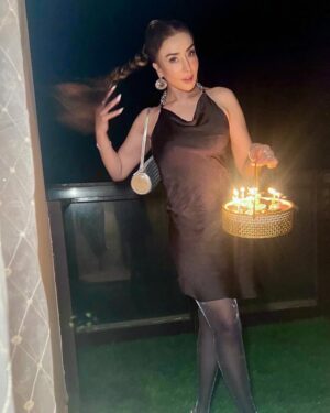 Maira Khan Instagram - It’s just my pre birthday cupcakes 🧁🥂🙈
Hair and makeup @beenishparvez_official ❤️