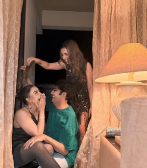 Maira Khan Instagram - Thankyou for the pre birthday surprise bestie @m_rizu_88 ❤️
@m_rizu_88 @beenishparvez_official  @drhaniyaahmed93_