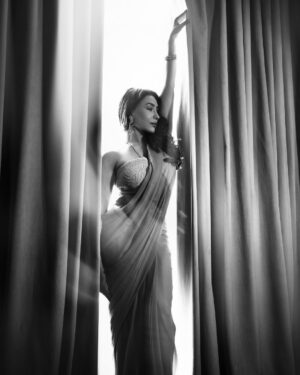 Maira Khan Instagram - It accidentally got deleted 🫶🏻… 
Next up …. 
#mua @beenishparvez_official 
#photo @basitshaikhworld