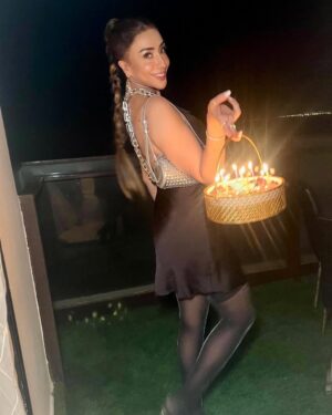 Maira Khan Instagram - It’s just my pre birthday cupcakes 🧁🥂🙈
Hair and makeup @beenishparvez_official ❤️