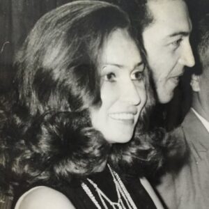 Maite Delgado Instagram - Solo muere quien se olvida y tu mamá… sin duda fuiste inolvidable ♥️♥️♥️ 

Siempre me dijeron que yo era  igualita a ti … no sé … en algunas fotos… puede ser. Que opinan? 

Desliza. 
Foto 1 Mi mamá 
Foto 2 Yo 

Hoy cumplirías 83 ? … eso dice Pa ♥️ 

Hoy te recuerdo y enciendo una velita en mi corazón 💓