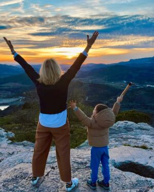 Maite Delgado Instagram - Yo no soy poeta pero en días como hoy me gustaría porque este lugar y ellos son poesía .

Hoy conocí un lugar Mágico, con gente increíble que ama lo que hace y en eso nos parecemos !

La vida te encuentra con gente espejo, esa que ve las ganas de seguir, crecer y construir igual que tú !!

En esta secuencia de fotos les presento El Priorat, Cornudella y Siurana en Cataluña , tierra de vinos mágicos, un regalo para el  paladar, y en las historias les dejo más detalles de un día increíble con Pa , mi bella hermana @vickytoria1704 y hasta el gran @santiagomora19 con la bella @gracie.susko 

Gracias Pepe, Dolors y por supuesto  gracias enormes al gran Pol, ese niño pequeño que sale en la primera foto y que es Amo y señor… Genio y figura… dueño absoluto de la escencia de este lugar.
@terradelpriorat  @elpalauetdelpriorat ♥️

#cornudella #cataluña #priorat #palauetdelpriorat #siurana #españa #viajarconmaite #viajaconmaite #lugaresmagicos #aplausos #buenasnochespoliedro