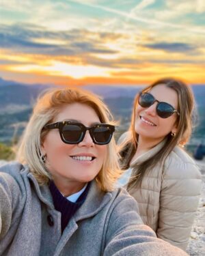 Maite Delgado Instagram - Yo no soy poeta pero en días como hoy me gustaría porque este lugar y ellos son poesía .

Hoy conocí un lugar Mágico, con gente increíble que ama lo que hace y en eso nos parecemos !

La vida te encuentra con gente espejo, esa que ve las ganas de seguir, crecer y construir igual que tú !!

En esta secuencia de fotos les presento El Priorat, Cornudella y Siurana en Cataluña , tierra de vinos mágicos, un regalo para el  paladar, y en las historias les dejo más detalles de un día increíble con Pa , mi bella hermana @vickytoria1704 y hasta el gran @santiagomora19 con la bella @gracie.susko 

Gracias Pepe, Dolors y por supuesto  gracias enormes al gran Pol, ese niño pequeño que sale en la primera foto y que es Amo y señor… Genio y figura… dueño absoluto de la escencia de este lugar.
@terradelpriorat  @elpalauetdelpriorat ♥️

#cornudella #cataluña #priorat #palauetdelpriorat #siurana #españa #viajarconmaite #viajaconmaite #lugaresmagicos #aplausos #buenasnochespoliedro