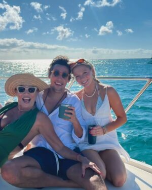 Maite Delgado Instagram - Mis amores y yo en familia… !!! El último domingo del 2024 ♥️

Nosotros estamos listos. 

Ustedes? Cómo se preparan ? 

@alfonsogonzalezmora1 @vinebeard @thessalyzimmerman @gracie.susko @santiagomora19