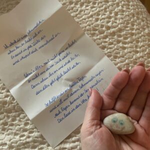 Maite Kelly Instagram - Ein kleines Mädchen gab mir diesen Schmunzelstein mitten im Konzert… Sie umarmte mich, und wir tanzten kurz – nur wir zwei, umzingelt von vielen Menschen. Aber es war, als hielte die Zeit für einen Moment an. Und so wie dieser Stein erstrahlte, ließ sie die Welt leuchten!

Danke, Alice – du bist ein Engel! ♥️