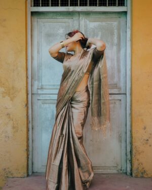 Malavika Sreenath Instagram - Setting drapes and hearts on fire ❤️‍🔥 

Saree from @ekori_official ! Saree’s grace speaks for itself ✨ 

Shot by @muzammilmooza absolutely stunning!💫 

[ saree , saree draping , six yards of elegance, red hair , saree styling , copper gold saree ]
