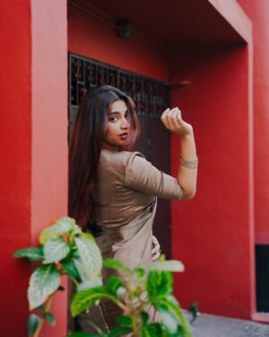 Malavika Sreenath Instagram - Setting drapes and hearts on fire ❤️‍🔥 

Saree from @ekori_official ! Saree’s grace speaks for itself ✨ 

Shot by @muzammilmooza absolutely stunning!💫 

[ saree , saree draping , six yards of elegance, red hair , saree styling , copper gold saree ]