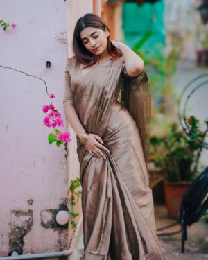 Malavika Sreenath Instagram - Setting drapes and hearts on fire ❤️‍🔥 

Saree from @ekori_official ! Saree’s grace speaks for itself ✨ 

Shot by @muzammilmooza absolutely stunning!💫 

[ saree , saree draping , six yards of elegance, red hair , saree styling , copper gold saree ]