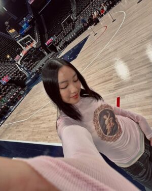 Malea Emma Tjandrawidjaja Instagram - Thank you @laclippers for having me sing the national anthem tonight! 🏀

Congrats on the win!

#maleaemma #laclippers #nba