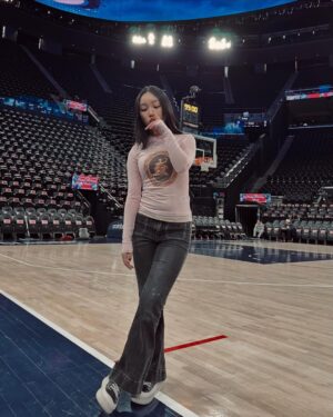 Malea Emma Tjandrawidjaja Instagram - Thank you @laclippers for having me sing the national anthem tonight! 🏀

Congrats on the win!

#maleaemma #laclippers #nba
