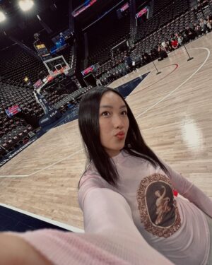 Malea Emma Tjandrawidjaja Instagram - Thank you @laclippers for having me sing the national anthem tonight! 🏀

Congrats on the win!

#maleaemma #laclippers #nba