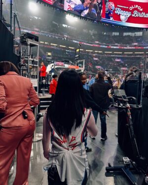 Malea Emma Tjandrawidjaja Instagram - Thank you @laclippers for having me sing the national anthem tonight! 🏀

Congrats on the win!

#maleaemma #laclippers #nba