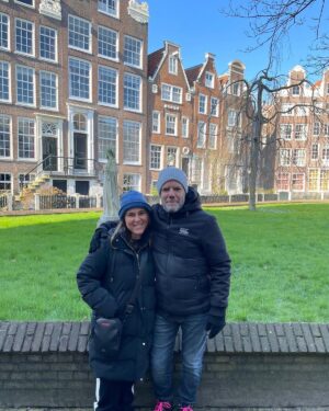 Malena Guinzburg Instagram - Lo iba a guardar en borrador y se me mandó 🤷🏻‍♀️
Quería esperar a que Adri me mandara las fotos que sacó con su teléfono pero bue… se publicó así que ya lo dejo!
Hoy en Amsterdam! Todo el día en bici. Yendo para todos lados. Desde el museo Van Gogh hasta el Museo Moco. Paseando por todo Amsterdam, cruzando en Ferry a la zona norte.
Con Violeta, una guía de lujo que además forma parte de los que me trajeron a actuar acá. Unos genios (@la.risa.dam )
Mañana subo videito de la bici y muchas más fotos.
El sábado actúo en Róterdam (quedan muy pocas entradas!!!)
Y el domingo en Ámsterdam (ya no quedan entradas).
❤️❤️❤️❤️