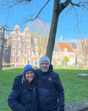 Malena Guinzburg Instagram - Lo iba a guardar en borrador y se me mandó 🤷🏻‍♀️
Quería esperar a que Adri me mandara las fotos que sacó con su teléfono pero bue… se publicó así que ya lo dejo!
Hoy en Amsterdam! Todo el día en bici. Yendo para todos lados. Desde el museo Van Gogh hasta el Museo Moco. Paseando por todo Amsterdam, cruzando en Ferry a la zona norte.
Con Violeta, una guía de lujo que además forma parte de los que me trajeron a actuar acá. Unos genios (@la.risa.dam )
Mañana subo videito de la bici y muchas más fotos.
El sábado actúo en Róterdam (quedan muy pocas entradas!!!)
Y el domingo en Ámsterdam (ya no quedan entradas).
❤️❤️❤️❤️