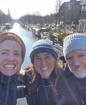 Malena Guinzburg Instagram - Lo iba a guardar en borrador y se me mandó 🤷🏻‍♀️
Quería esperar a que Adri me mandara las fotos que sacó con su teléfono pero bue… se publicó así que ya lo dejo!
Hoy en Amsterdam! Todo el día en bici. Yendo para todos lados. Desde el museo Van Gogh hasta el Museo Moco. Paseando por todo Amsterdam, cruzando en Ferry a la zona norte.
Con Violeta, una guía de lujo que además forma parte de los que me trajeron a actuar acá. Unos genios (@la.risa.dam )
Mañana subo videito de la bici y muchas más fotos.
El sábado actúo en Róterdam (quedan muy pocas entradas!!!)
Y el domingo en Ámsterdam (ya no quedan entradas).
❤️❤️❤️❤️