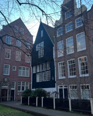 Malena Guinzburg Instagram - Lo iba a guardar en borrador y se me mandó 🤷🏻‍♀️
Quería esperar a que Adri me mandara las fotos que sacó con su teléfono pero bue… se publicó así que ya lo dejo!
Hoy en Amsterdam! Todo el día en bici. Yendo para todos lados. Desde el museo Van Gogh hasta el Museo Moco. Paseando por todo Amsterdam, cruzando en Ferry a la zona norte.
Con Violeta, una guía de lujo que además forma parte de los que me trajeron a actuar acá. Unos genios (@la.risa.dam )
Mañana subo videito de la bici y muchas más fotos.
El sábado actúo en Róterdam (quedan muy pocas entradas!!!)
Y el domingo en Ámsterdam (ya no quedan entradas).
❤️❤️❤️❤️