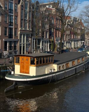 Malena Guinzburg Instagram - Lo iba a guardar en borrador y se me mandó 🤷🏻‍♀️
Quería esperar a que Adri me mandara las fotos que sacó con su teléfono pero bue… se publicó así que ya lo dejo!
Hoy en Amsterdam! Todo el día en bici. Yendo para todos lados. Desde el museo Van Gogh hasta el Museo Moco. Paseando por todo Amsterdam, cruzando en Ferry a la zona norte.
Con Violeta, una guía de lujo que además forma parte de los que me trajeron a actuar acá. Unos genios (@la.risa.dam )
Mañana subo videito de la bici y muchas más fotos.
El sábado actúo en Róterdam (quedan muy pocas entradas!!!)
Y el domingo en Ámsterdam (ya no quedan entradas).
❤️❤️❤️❤️
