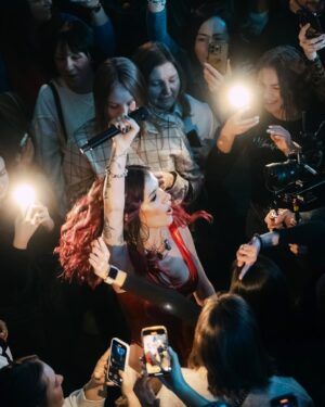 MamaRika Instagram - Ця Мала на фото мріяла знайти своїх людей, і дарувати їм радість своєю музикою!
І як бачите, якщо робити те, що любиш до кісток, якщо віддаватися цьому до останку, мрії стають реальністю!❤️‍🔥

Народ, ви вкотре зробили мене щасливою!
Дякую кожному хто прийшов і розділив цей вечір з Мамкою!Це був справжній розйоб!🤘
Пишіть який момент з концерту сподобався найбільше?👇🏽

Дякую моїй команді, всім причетним до цього дійства.Нам є куди рости, але попереду самий сок!
Моїм музикантам, пацани, ви топ, обожнюю  @naumov__eugene , @eugene_vovkodav , @jazzy_moon_ !
І головне, @serega_sereda , ти мій тил, моя база, люблю тебе до неба і назад!Дякую що ти поряд завжди і у всьому, разом ми сила!🫂