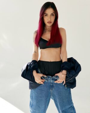 MamaRika Instagram - Я сьогодні зрозуміла, що нарешті навчилася відпускати людей легко і безболісно!🤝

Це моя особиста перемога, бо я завжди прикипаю, залипаю, ґв@лтую себе морально, пробачаю довго і нудно, але нот нау)
За останні кілька місяців оточення почистилося від тих, з ким ми все відпрацювали кармічно , хто більше не потрібен мені і навпаки, з ким більше не ростеш…Все стало в рази простіше, коли не намагаєшся триматися за старі програми і людей…Приходять нові, на інших вібраціях і прошивках, 
МОЇ люди на цьому етапі, і це кайф!
Ну і головне, що завжди треба памʼятати: незамінних не буває, єдиний кого ти собі не заміниш це ТИ, бейбі!🫵

Отакі інсайти, не дякуйте, користуйтесь🫶
Діліться як у вас із цим?

Photo @tomiichek 
Style @antonyvasilev 
Look @ised_brand 
Mua/hair @lana_lighter