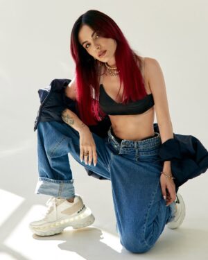 MamaRika Instagram - Я сьогодні зрозуміла, що нарешті навчилася відпускати людей легко і безболісно!🤝

Це моя особиста перемога, бо я завжди прикипаю, залипаю, ґв@лтую себе морально, пробачаю довго і нудно, але нот нау)
За останні кілька місяців оточення почистилося від тих, з ким ми все відпрацювали кармічно , хто більше не потрібен мені і навпаки, з ким більше не ростеш…Все стало в рази простіше, коли не намагаєшся триматися за старі програми і людей…Приходять нові, на інших вібраціях і прошивках, 
МОЇ люди на цьому етапі, і це кайф!
Ну і головне, що завжди треба памʼятати: незамінних не буває, єдиний кого ти собі не заміниш це ТИ, бейбі!🫵

Отакі інсайти, не дякуйте, користуйтесь🫶
Діліться як у вас із цим?

Photo @tomiichek 
Style @antonyvasilev 
Look @ised_brand 
Mua/hair @lana_lighter